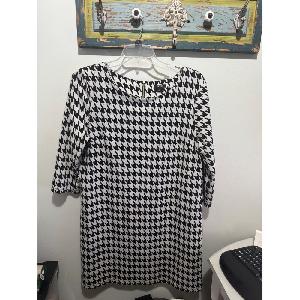 Apt. 9 black and white houndstooth dress with 3/4 sleeves and a gold back zipper